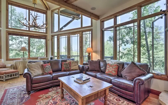 Upscale Ski-in/ski-out Escape w/ Deck + Grill