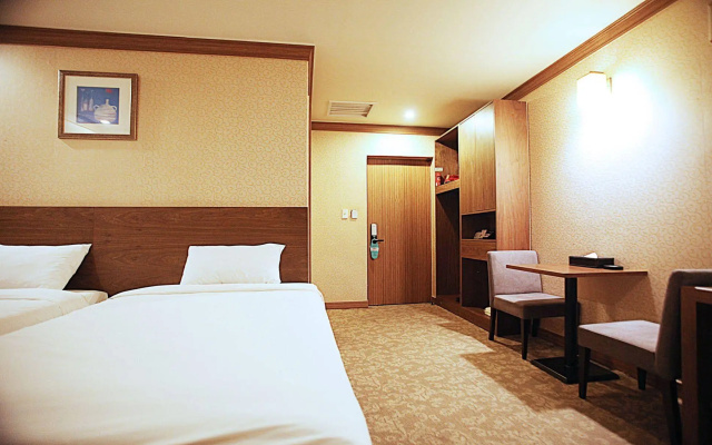 Dawn Beach Hotel
