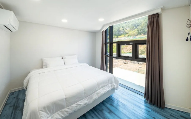 Present Poolvilla