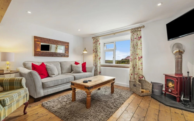 The Cwtch Apartment - Sea Views Walk to Beach