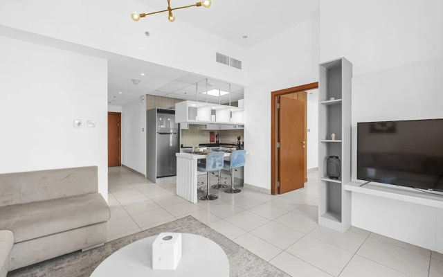 Pure Living - Mesmerizing Marina-View Apartment With Balcony