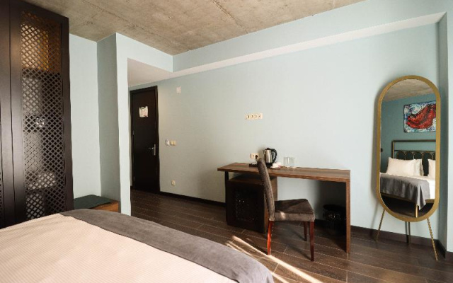 Comfort Double room with balcony (full double bed) · Paliani Hotel — photo 3
