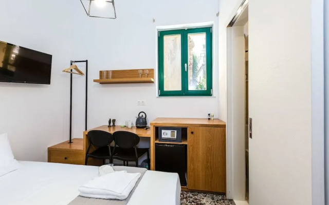 Ink Hotel Phos