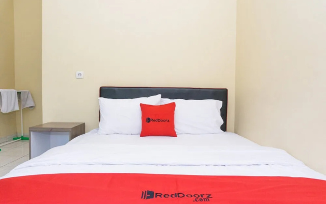 RedDoorz @ MT Haryono Street Waingapu