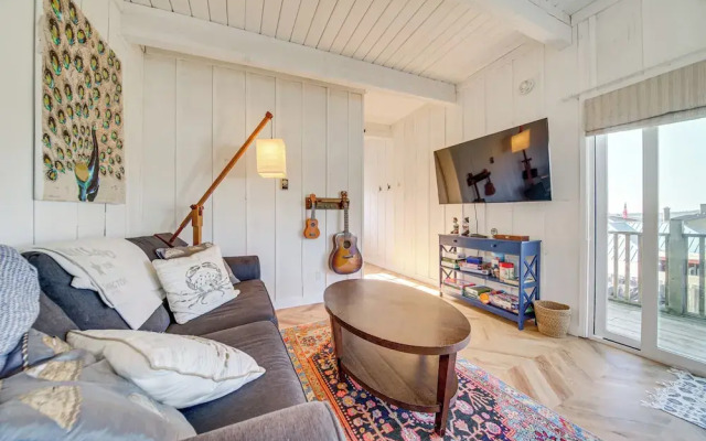 Sun-soaked Sandy Point Haven w/ Beach Access!