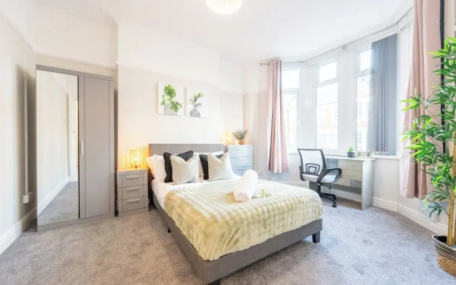 Spacious 4-Bedroom House with Garden