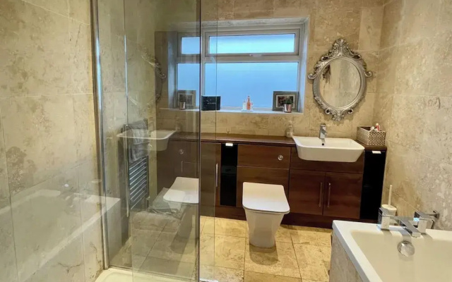 4 Bedroom House, Sleeps 8- Hot Tub, Pets, Parking