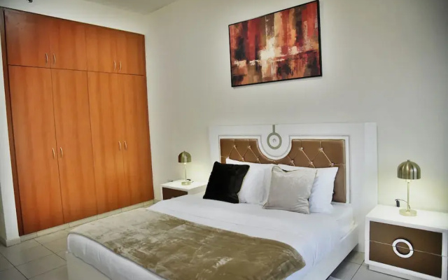 Luxury 4BR Apartment in Horizon Towers
