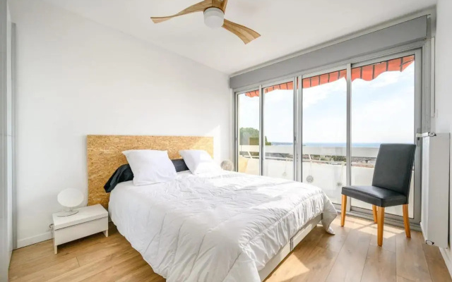 Bright Apt with Balcony And Sea View