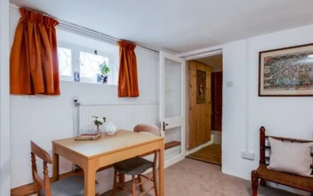 Basement Studio in Summertown With Kitchenette