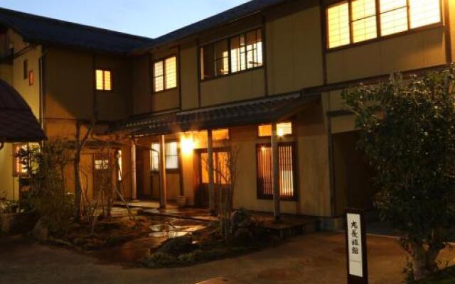 Отель Marucho Ryokan Минамиогуни вид на фасад