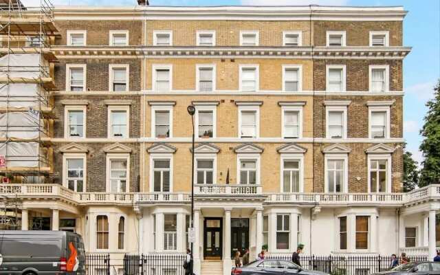 Отель Luxurious 1BR Period Property in Kensington вид на фасад
