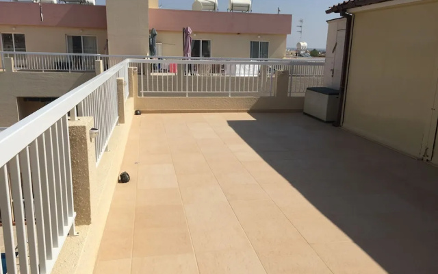 2 Bed Flat - Sleeps 4 - Pool - Parking - Wifi