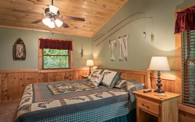 On Smoky Pond - 3 Br Cabin