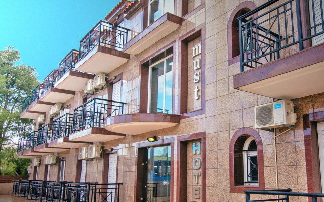 Must Hotel