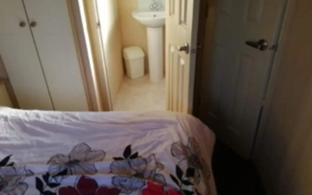 Caravan - Sleeps 8 - Pets Ok - Parking - Site Pool