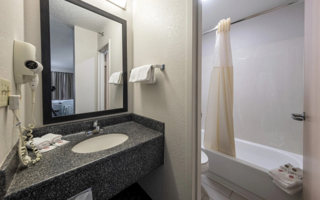 HomeTown Inn by Red Roof East Syracuse