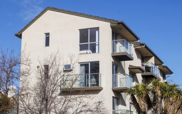 Stylish 2-bed Home Steps From Henley Beach