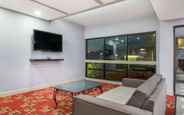 Super 8 by Wyndham Wichita South