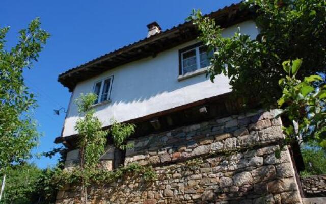 Отель Holiday Home Lyubovo Болгария, Боженци - отзывы, цены и фото номеров - забронировать отель Holiday Home Lyubovo онлайн вид на фасад