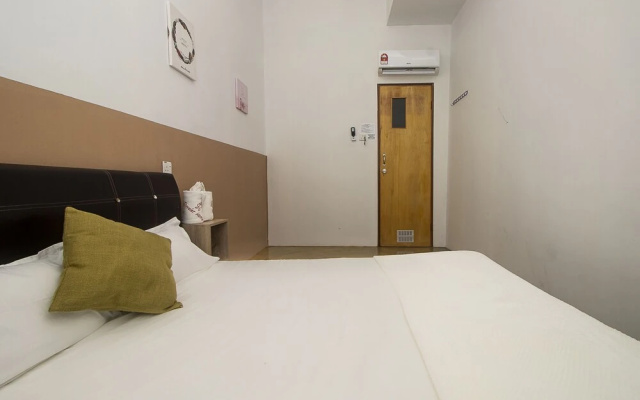 The Traveler Home by OYO Rooms
