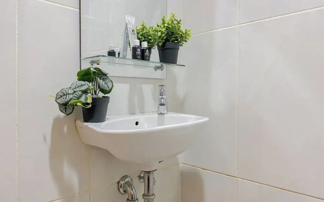 Minimalist And Homey Studio At Apartment Evenciio Margonda