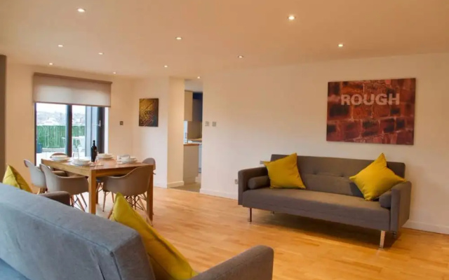 3 Bedroom Apartment With Private Roof Terrace