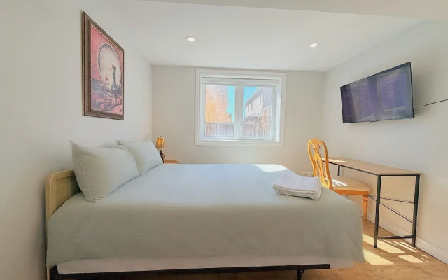 Cozy Rooms in Bright Walkout Suite - Newly Renovated 2026