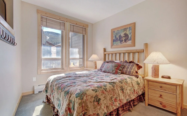 Taylors Crossing In The Heart Of Copper Center Village - Short Walk to American Eagle/American Flyer - TX312 by RedAwning