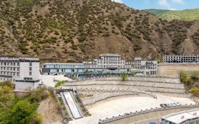 Daocheng Jifeng Hot Springs Resort Hotel