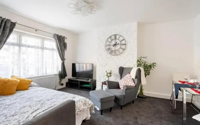 1 Bed-sleeps 4-free Parking-30 Min to Central Ldn