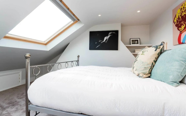 Veeve - Clapham Fairytale