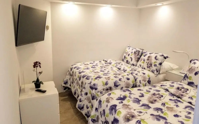 Alexander 802 3 Bedroom Apts by RedAwning