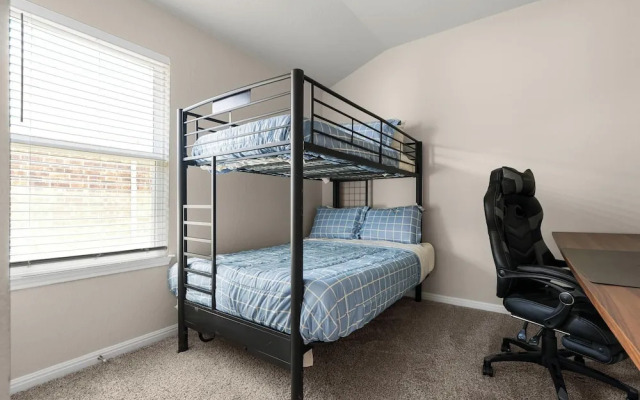 Charming 4BR Spacious Backyard in Hutto