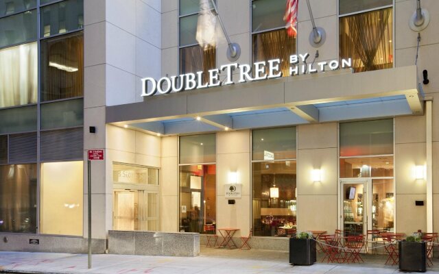 Отель DoubleTree by Hilton New York Downtown вид на фасад