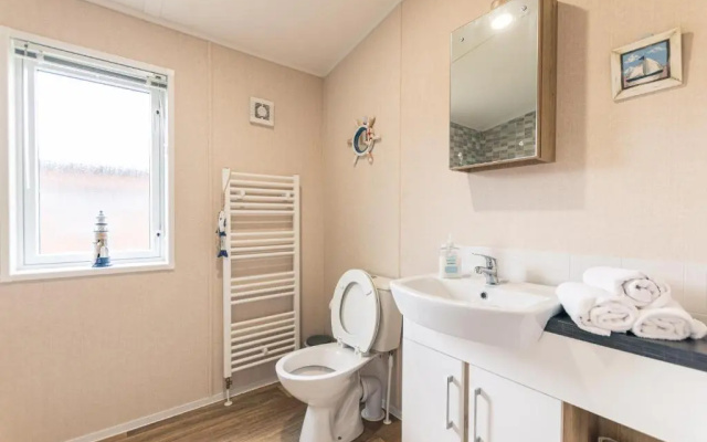 Primrose Lodge with Hot Tub