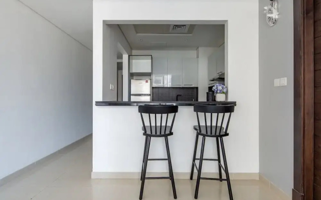 Artistically Decorated 1BR Apartment In Marina