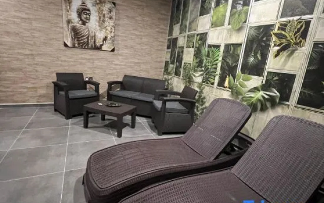 Spa, Gym, Pool, Netflix Included, Central