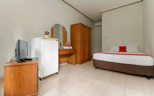 RedDoorz Plus @ Karet Pedurenan 3