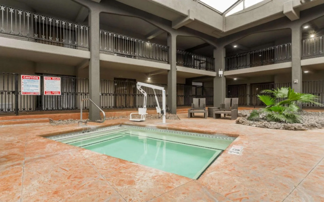 BLVD 2500 Apartments