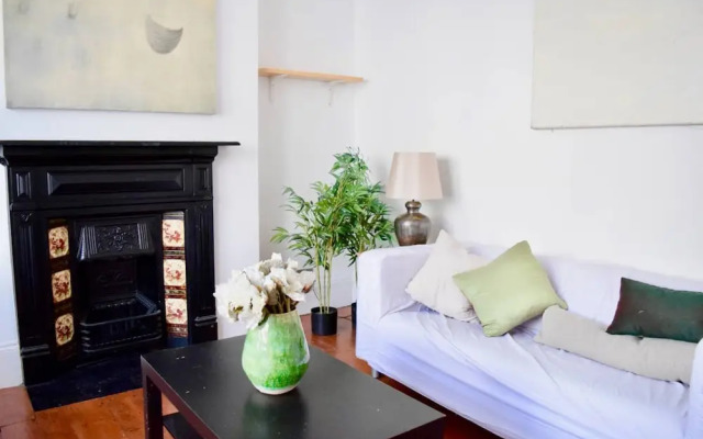 Spacious 4 Bedroom House Close to Tooting Station