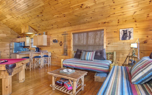 Only Dreamin' Cabin w/ Private Hot Tub