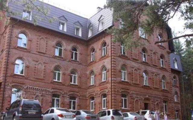 Гостиница Лесная Поляна вид на фасад