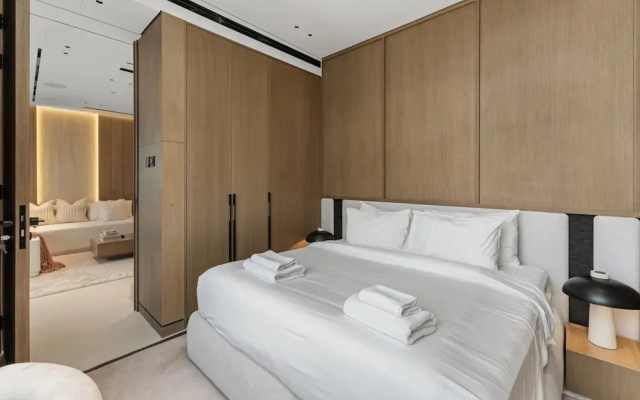 Prime JLT Stay Near Metro Lakeside Dining