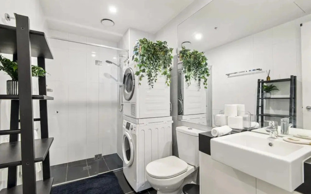 Chic 2-bed Apartment With Balcony in Southbank