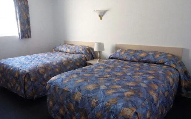 Golden Rail Motel
