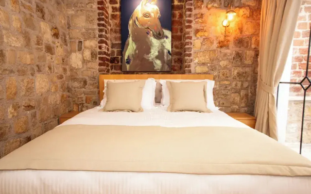 Atrium Suites
