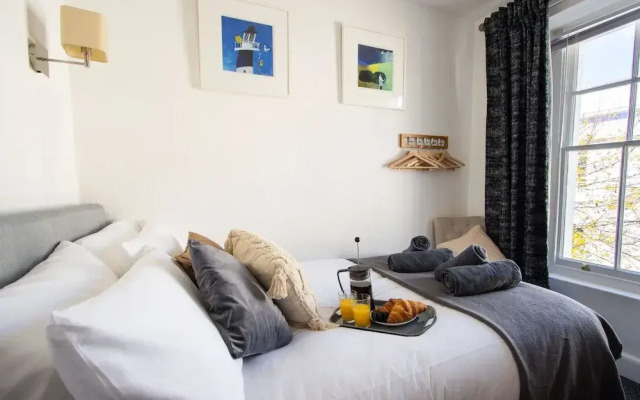Spacious - Central 2 Bed Apartment