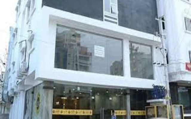 Room-economy Ac Room Near Inorbit Mall M