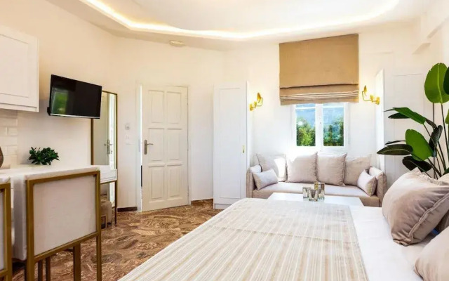 Pinelopi Beach Suites